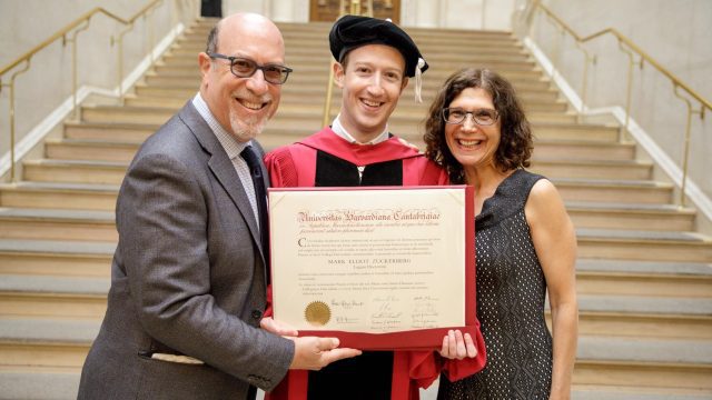 Zuckerberg termina la universidad 15 años después
