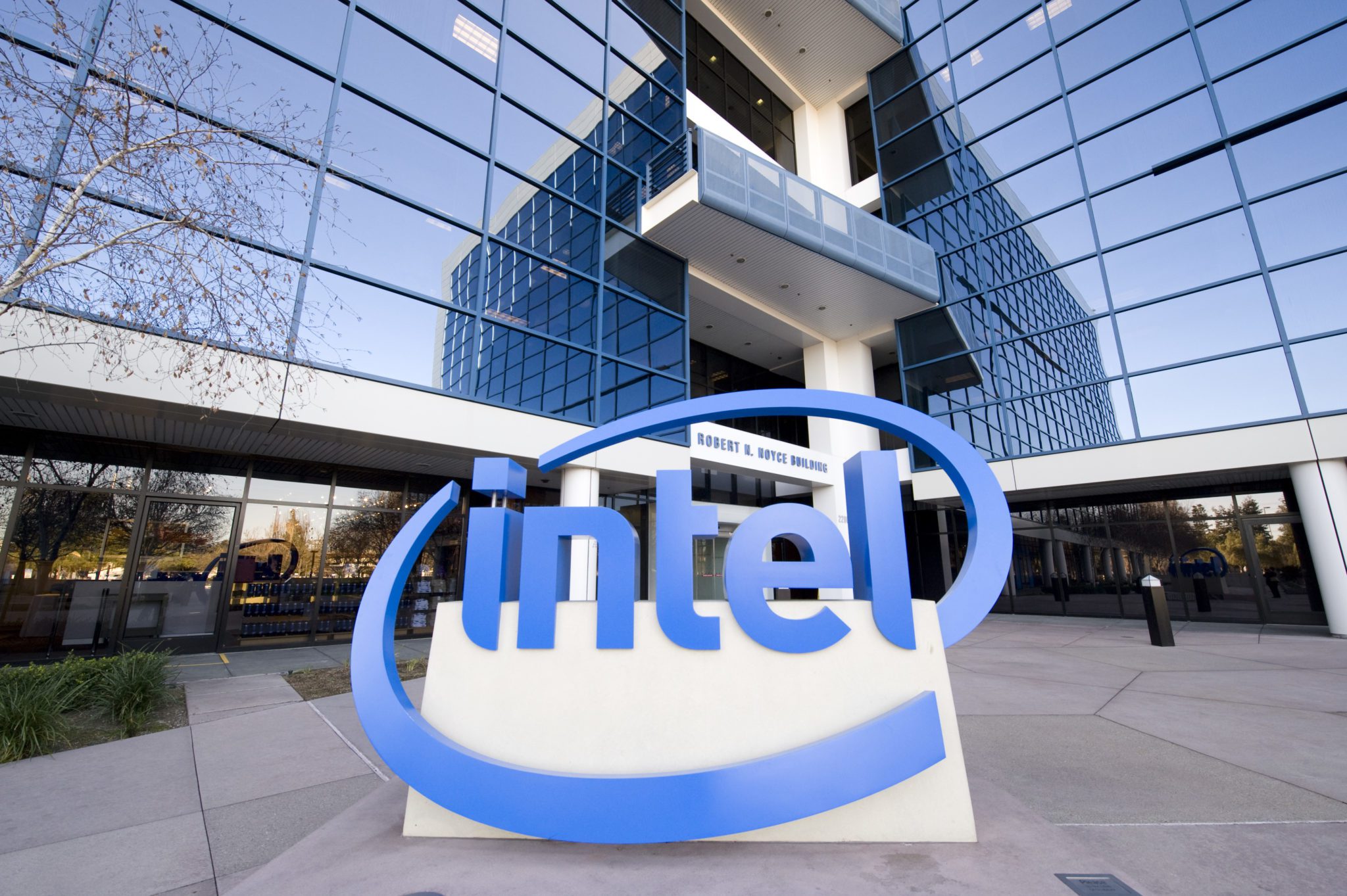 Intel trabaja junto a AMD para arreglar vulnerabilidad en sus chips