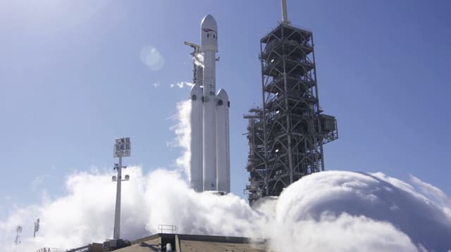 SpaceX logra un nuevo lanzamiento exitoso del nuevo cohete Falcon Heavy
