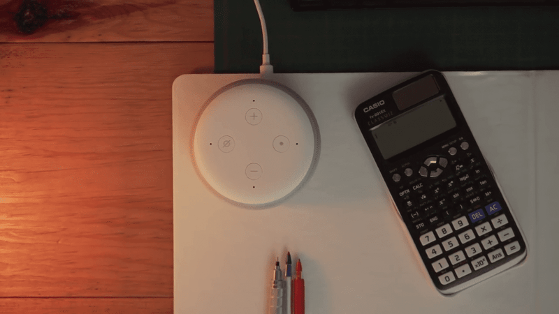 Amazon Echo DOT | El revisado de un estudiante