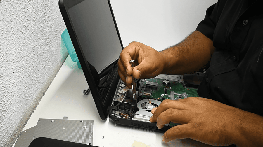 Tutorial: Desarmando una laptop Toshiba Satellite C655-SPST04M